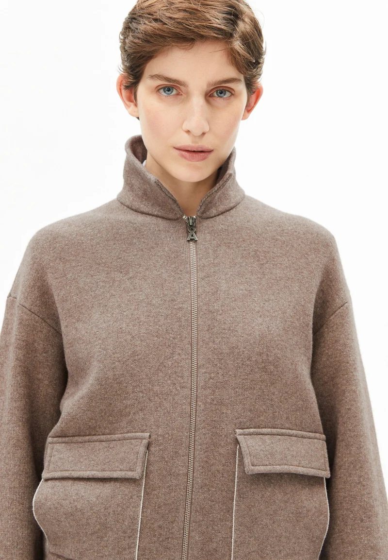 KURZE STRICKJACKE | cinnamon dust melange