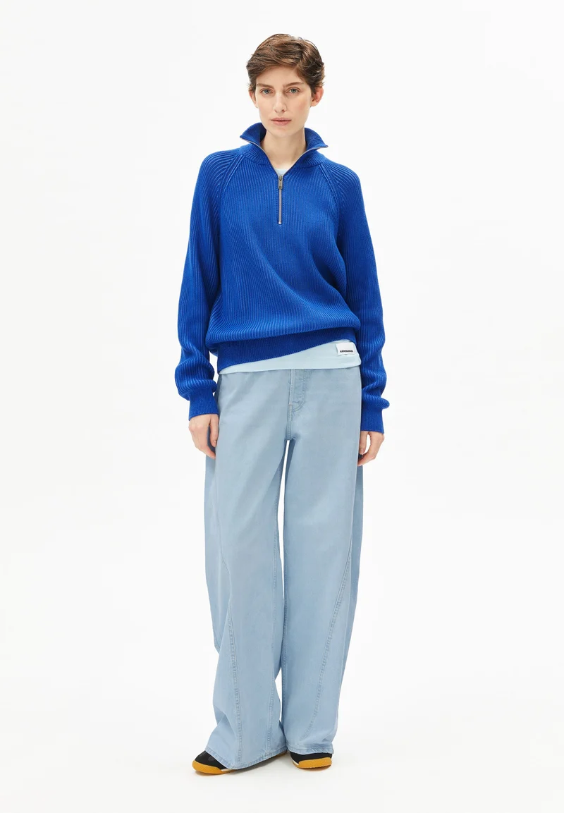 VANISÉ STRICKTROYER | dynamo blue-light dynamo blue