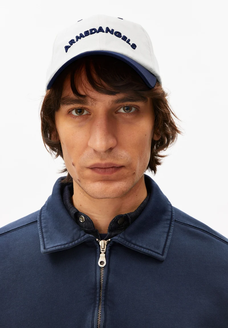YENAAS COLORBLOCK KAPPE | oatmilk-tinted navy
