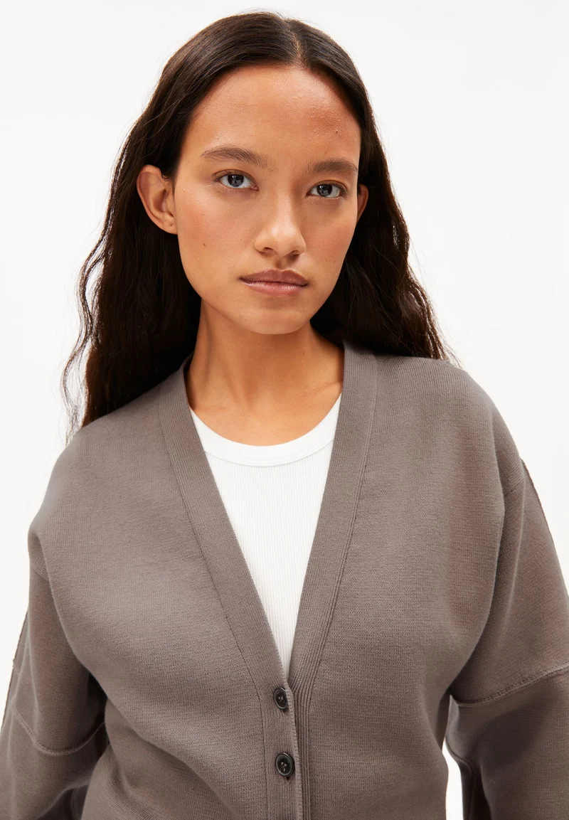 BARREL STRICKJACKE | walnut cream