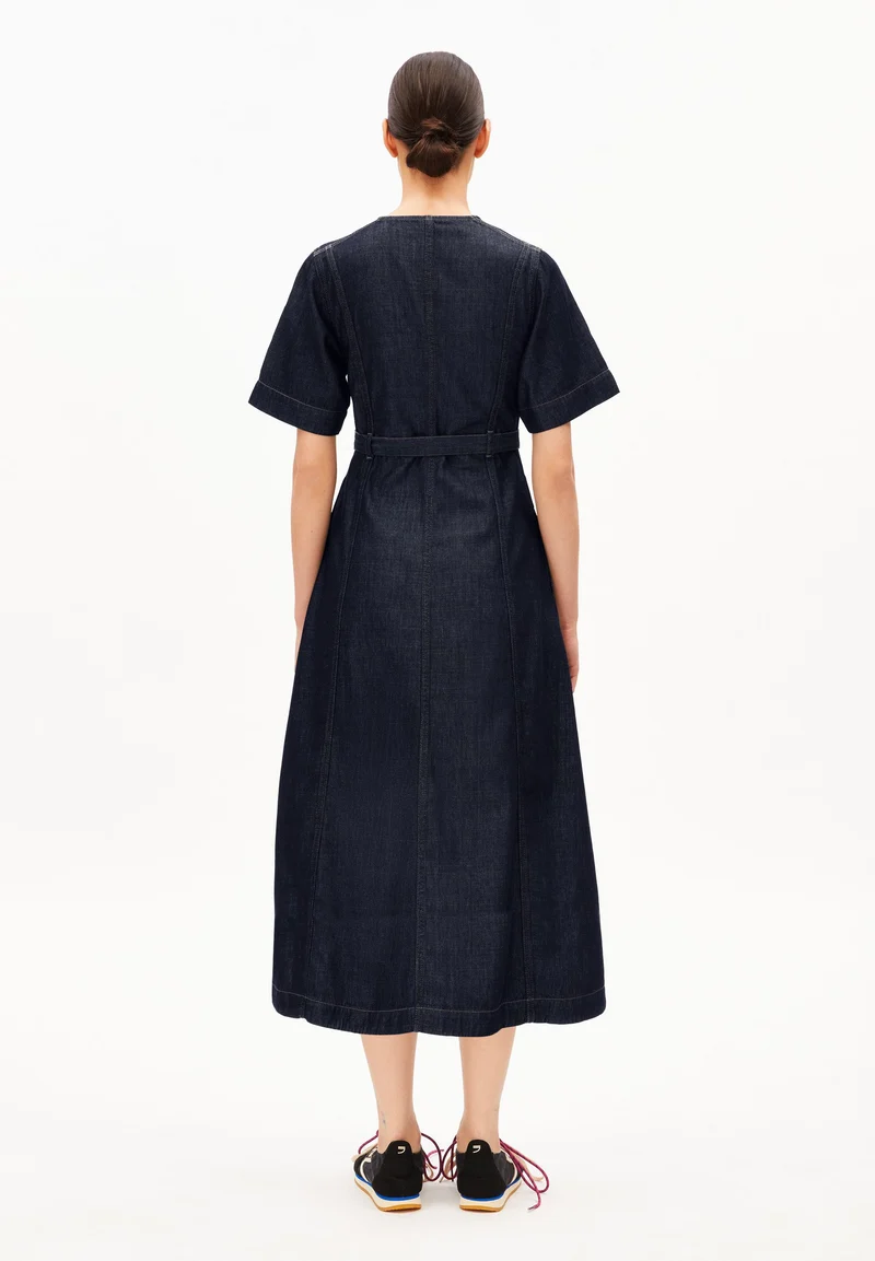 JEANS-MIDI-KLEID MIT GÜRTEL | rinse