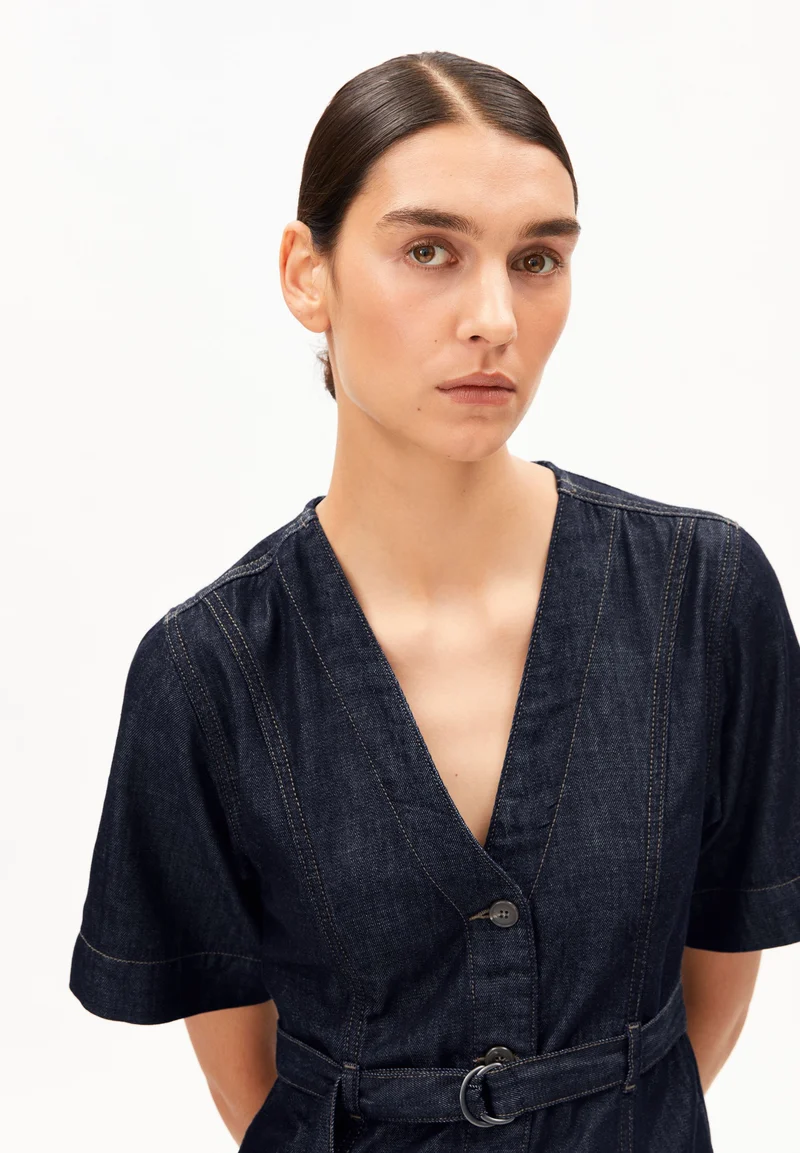 JEANS-MIDI-KLEID MIT GÜRTEL | rinse