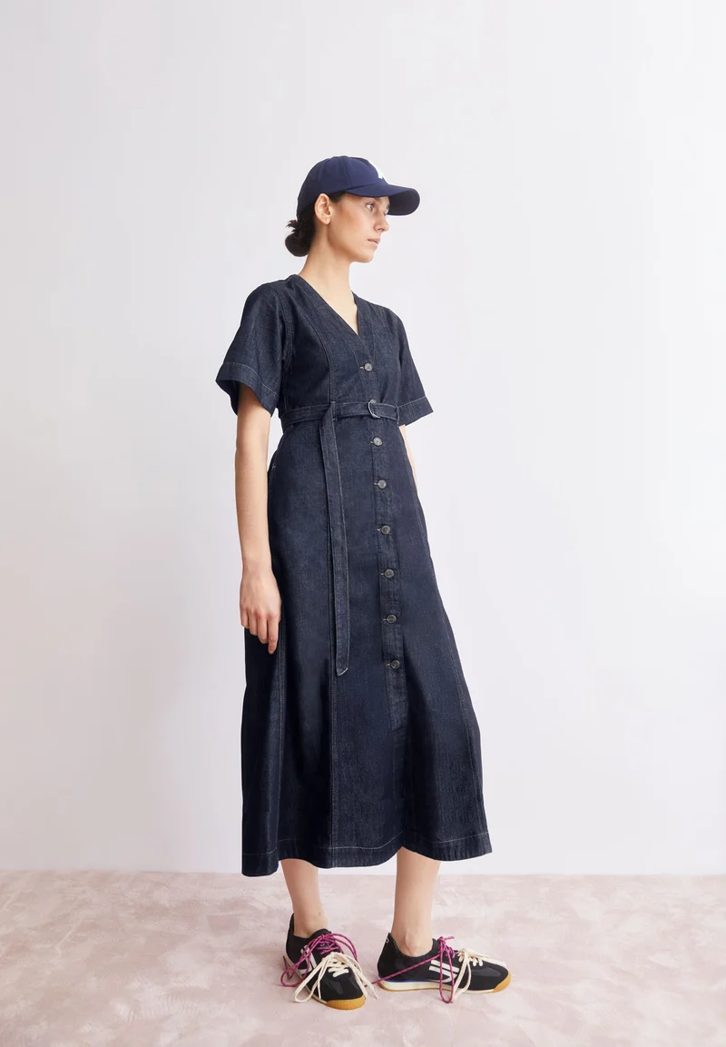 JEANS-MIDI-KLEID MIT GÜRTEL | rinse