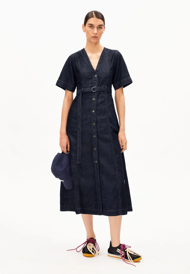 JEANS-MIDI-KLEID MIT GÜRTEL | rinse