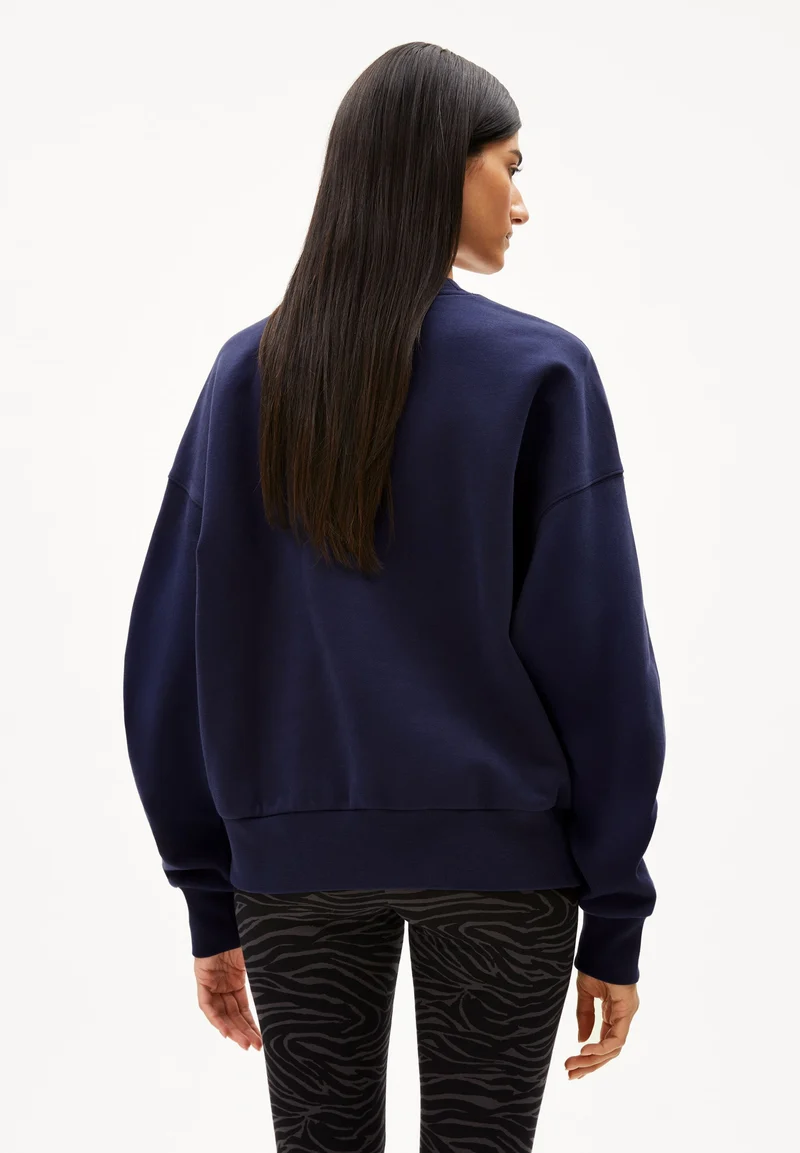 ICONIC Å ALIZAA SWEATSHIRT | tinted navy