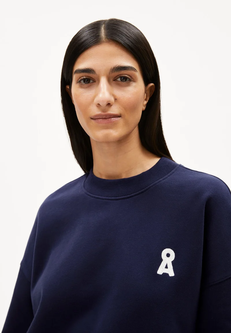 ICONIC Å ALIZAA SWEATSHIRT | tinted navy