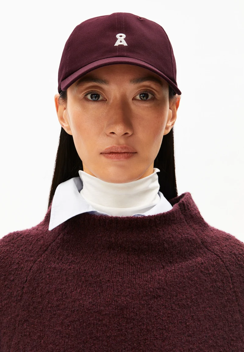 YENAAS BOLD KAPPE | dark cranberry
