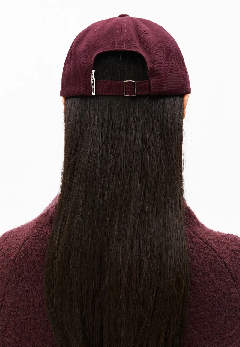 YENAAS BOLD KAPPE | dark cranberry