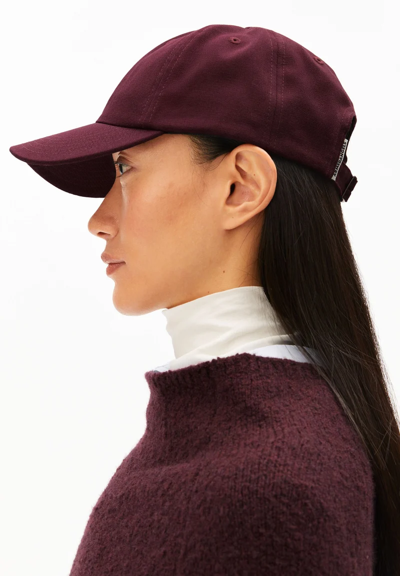 YENAAS BOLD KAPPE | dark cranberry