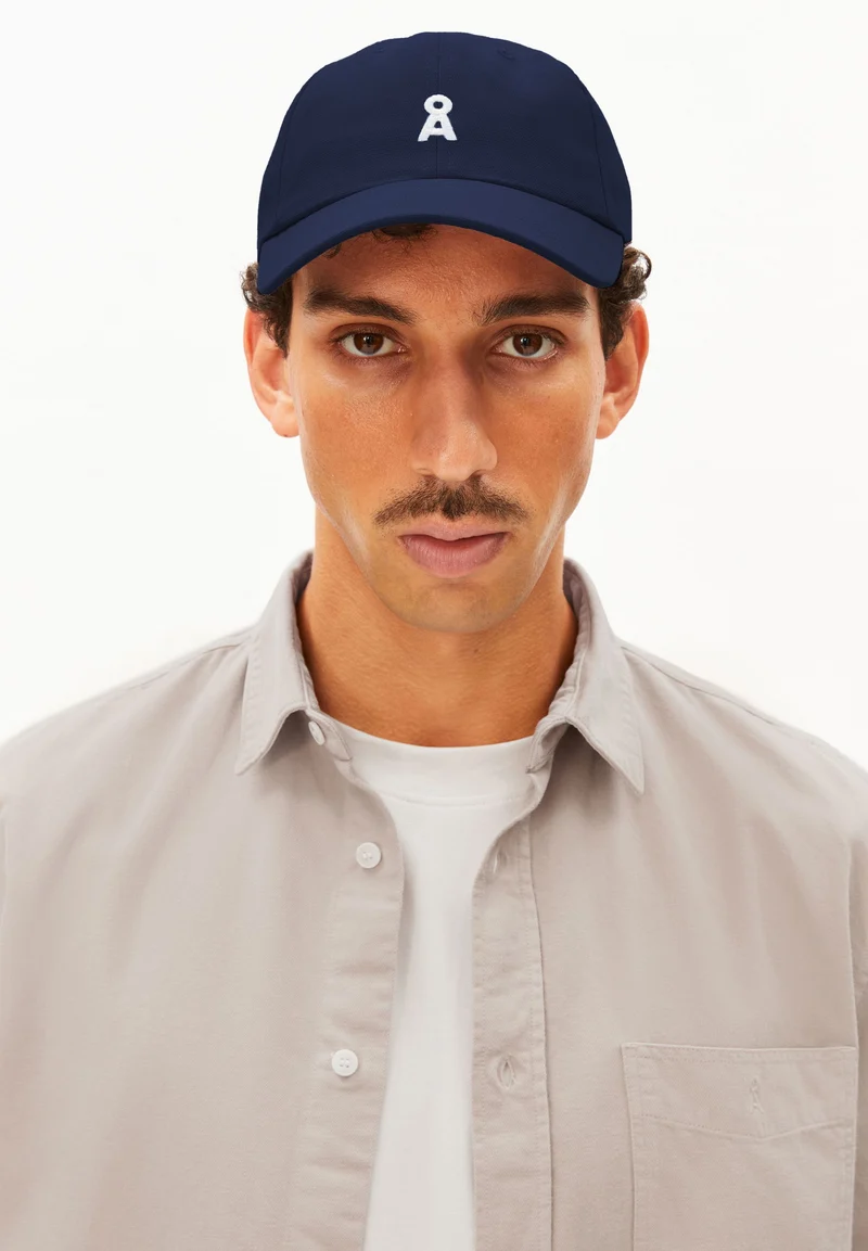 YENAAS BOLD KAPPE | tinted navy