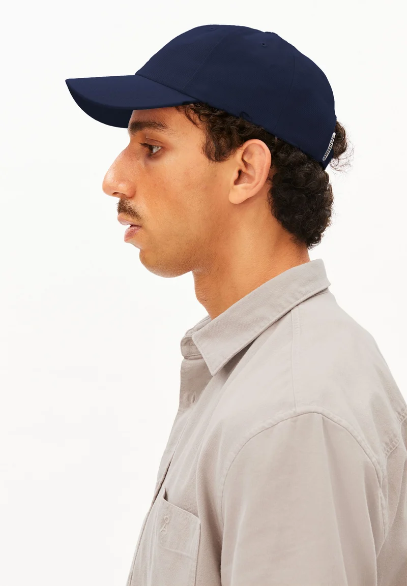 YENAAS BOLD KAPPE | tinted navy