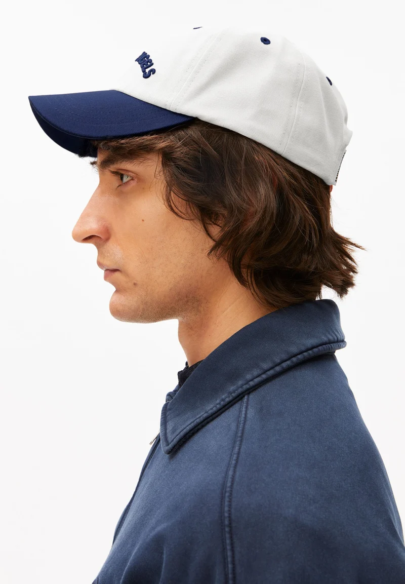 YENAAS COLORBLOCK KAPPE | oatmilk-tinted navy