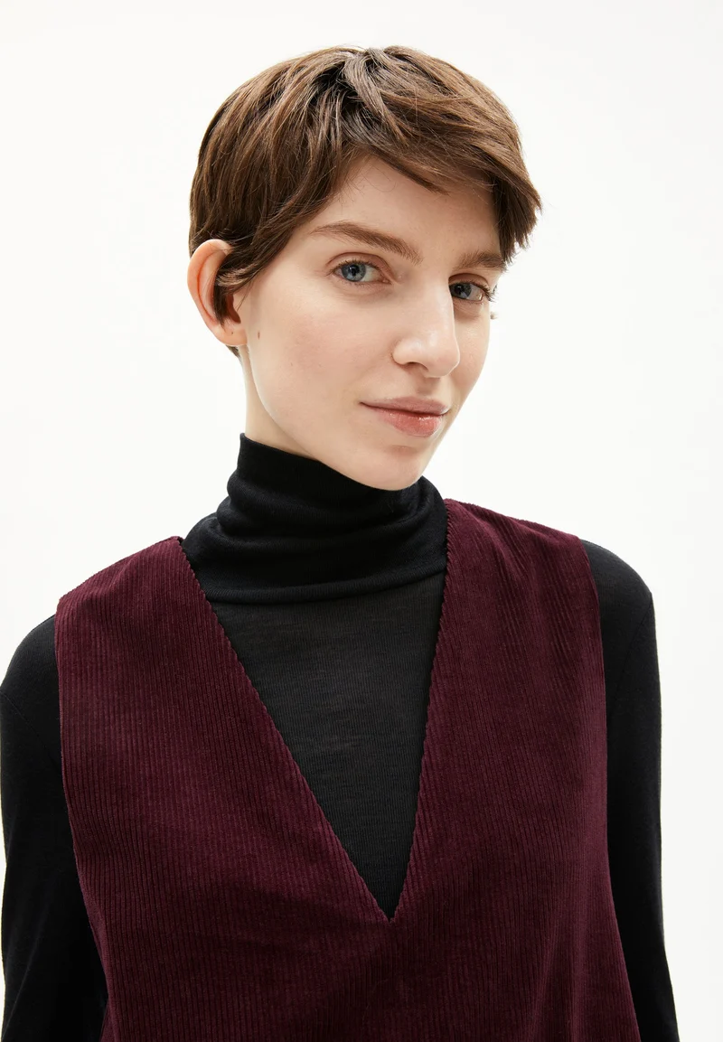PINAAFO CORDUROY | dark cranberry