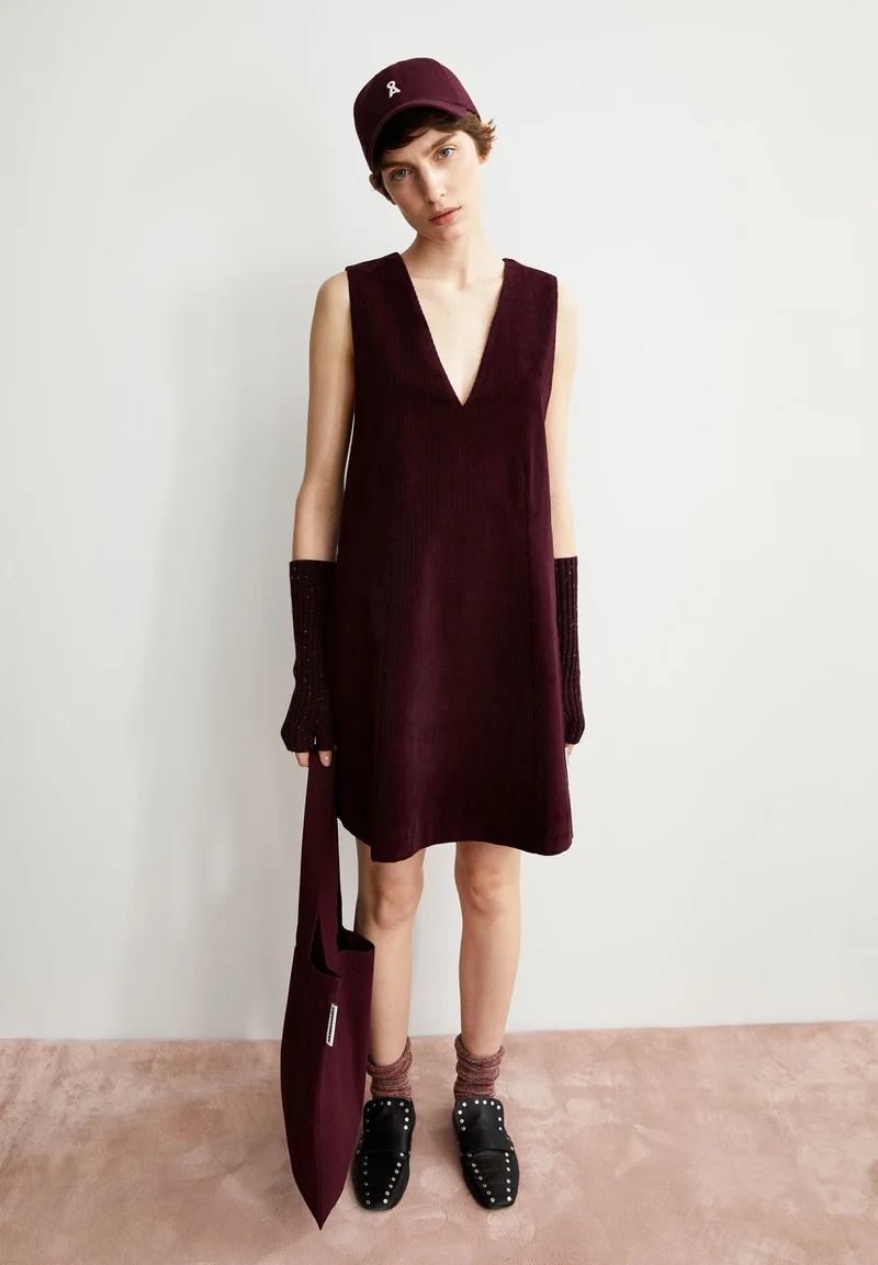 PINAAFO CORDUROY | dark cranberry