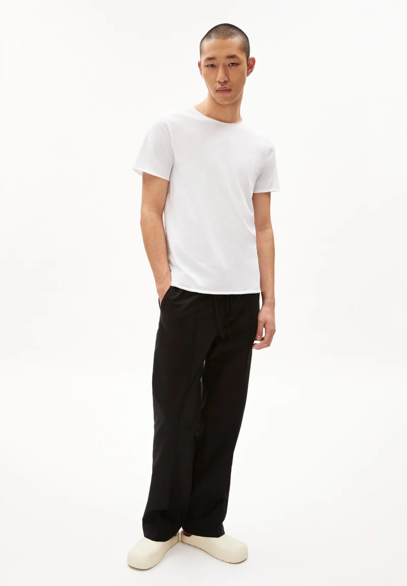 STIAAN | white