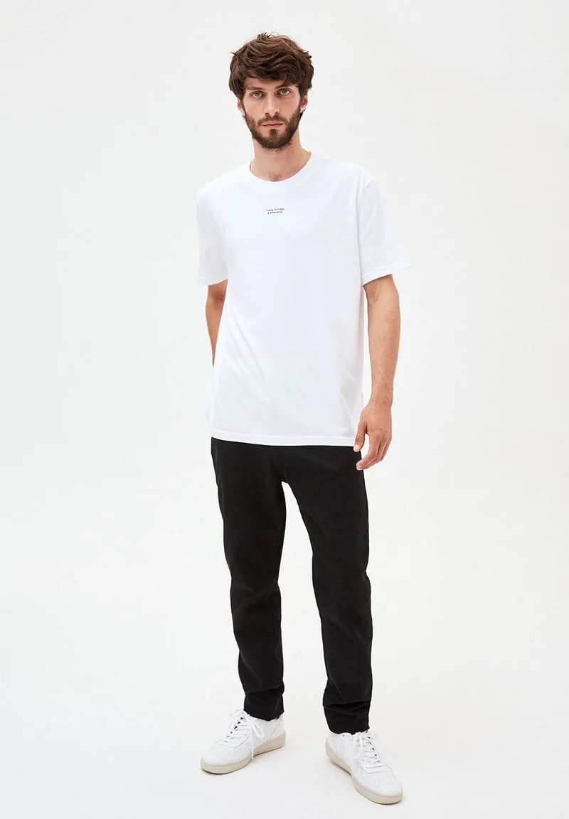 AADNAN CAPSULE.01 | white