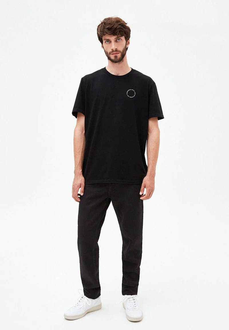 AADNAN CAPSULE.04 | black