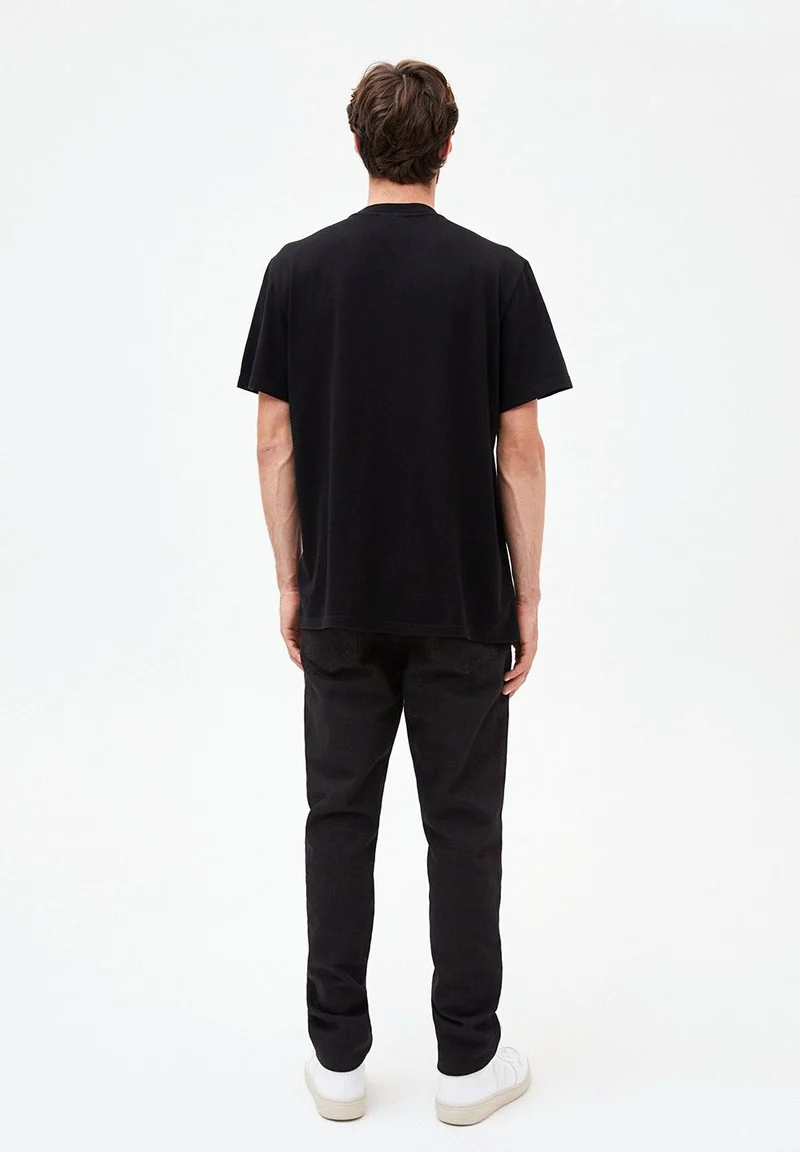 AADNAN CAPSULE.03 | black