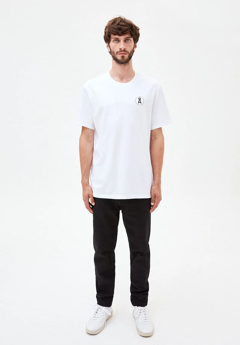 AADNAN CAPSULE.02 | white