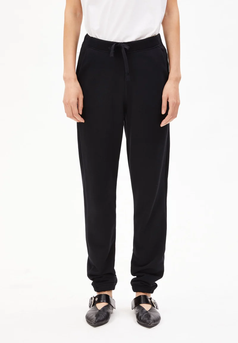 IVAA | black