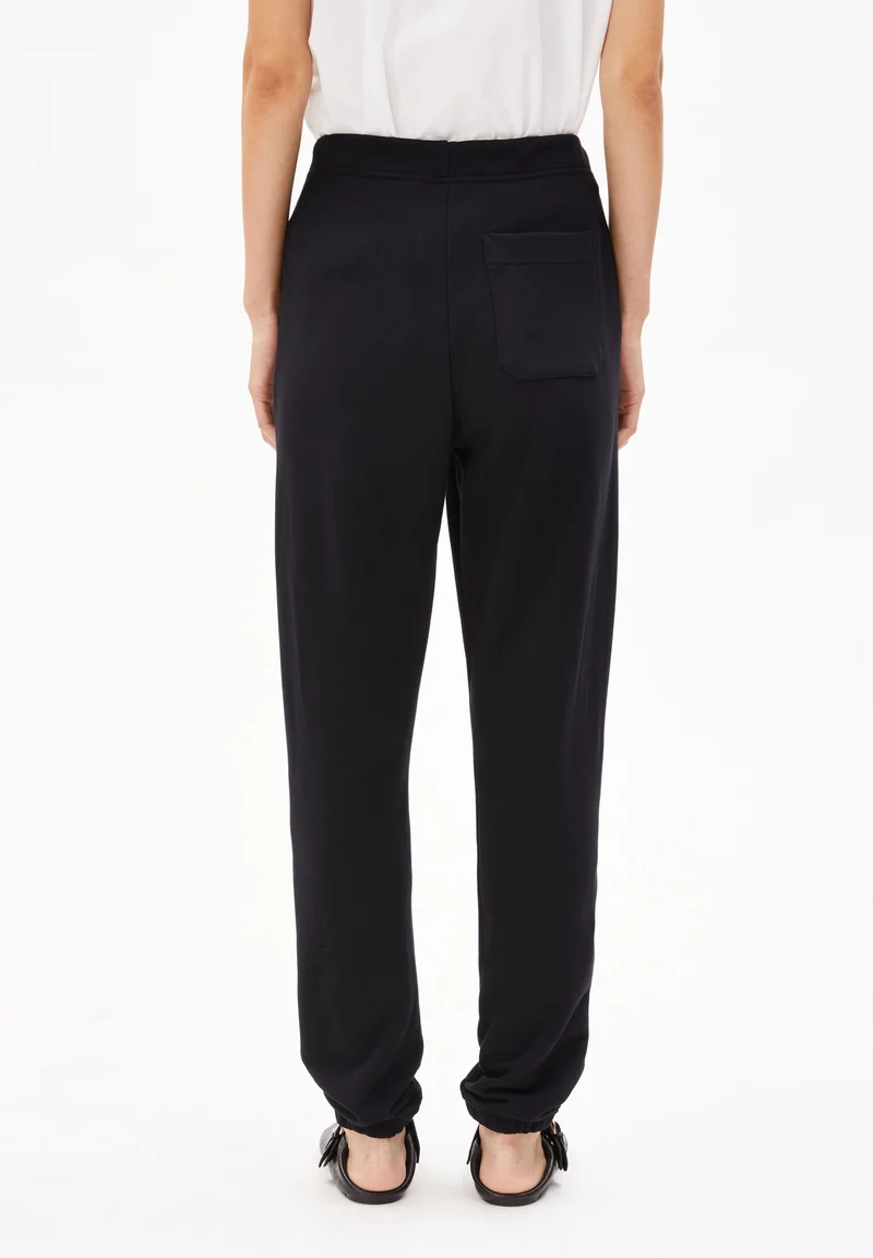 IVAA | black