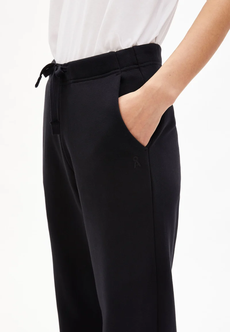 IVAA | black