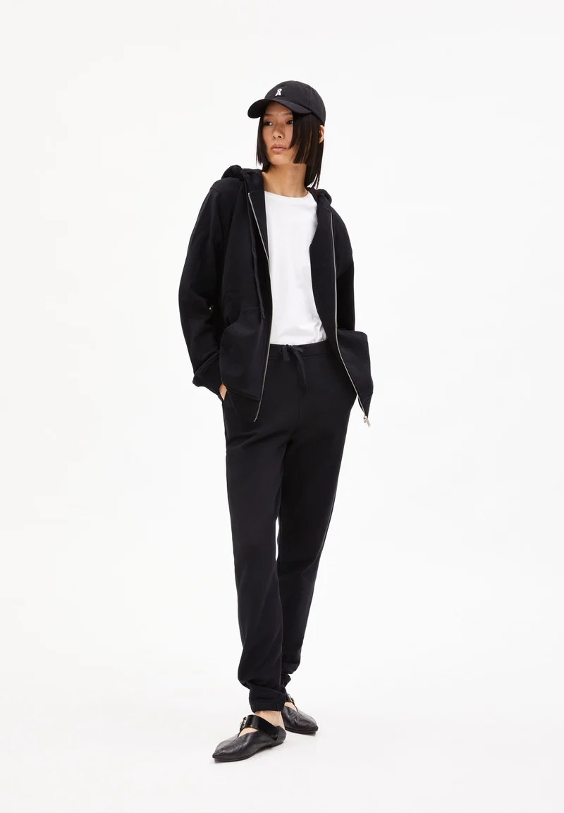 IVAA | black