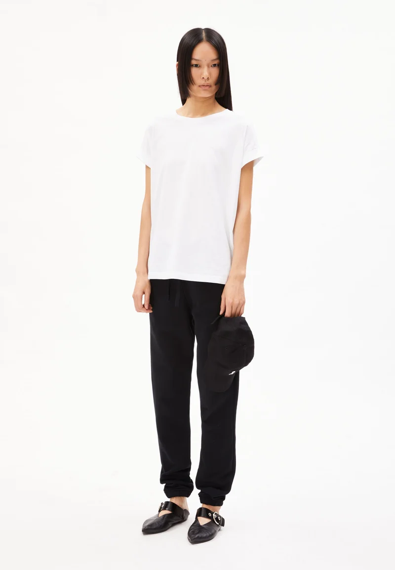 IVAA | black