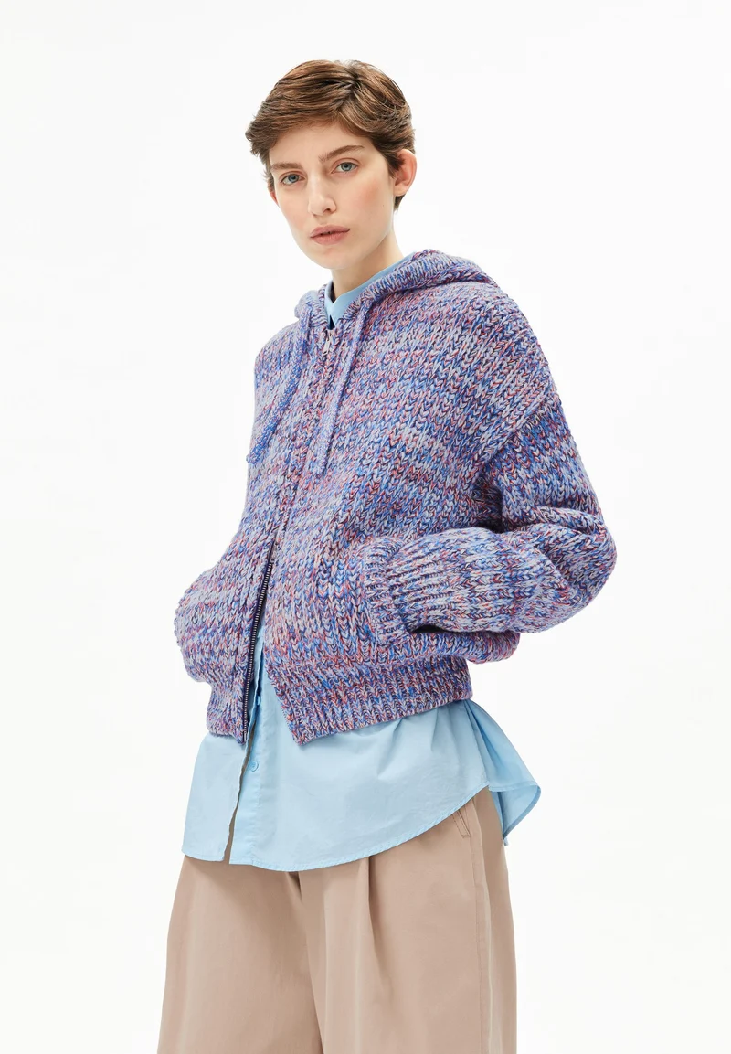 UN-WASTED STRICKHOODIE | dark poppy-dynamo blue-oatmilk
