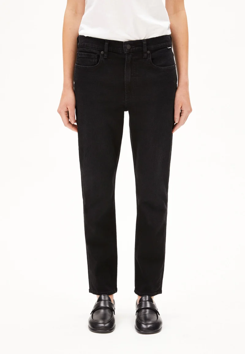 CAYAA TARPA LOW BOYFRIEND JEANS | ebony