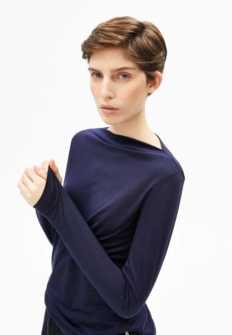 BOAT NECK LANGARMSHIRT | tinted navy