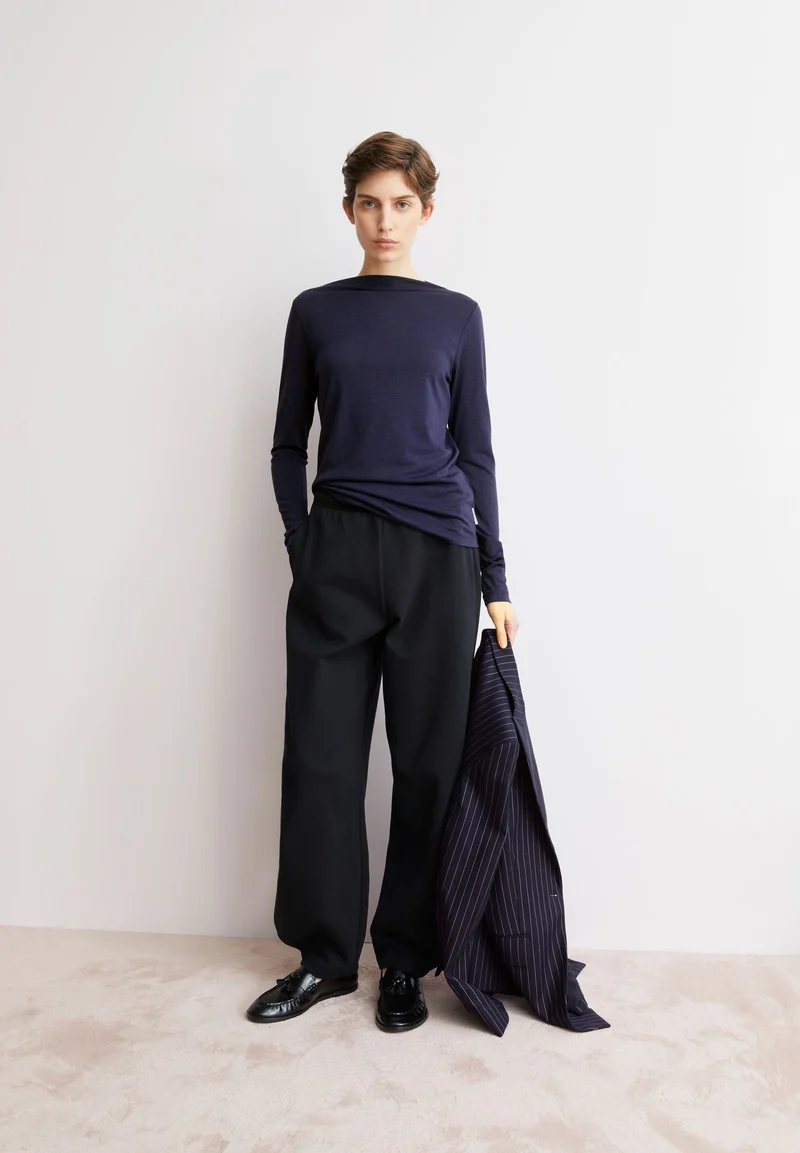 BOAT NECK LANGARMSHIRT | tinted navy