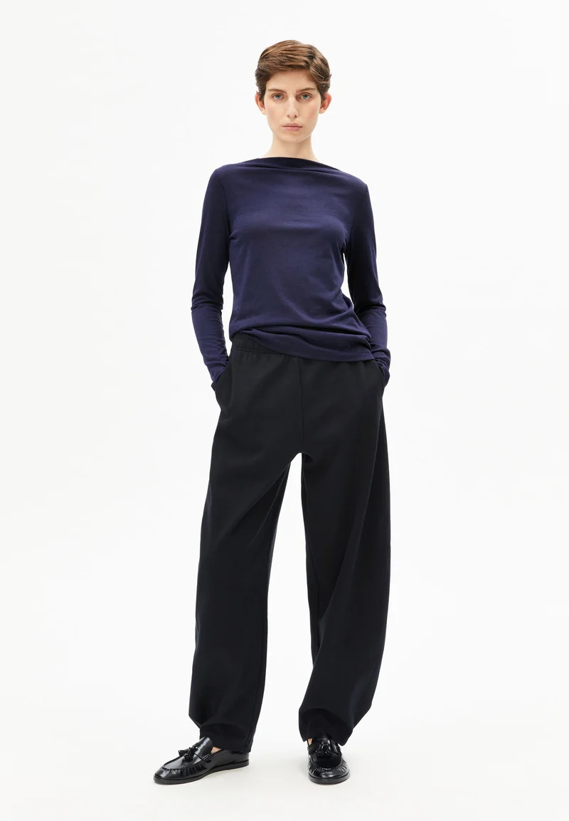 BOAT NECK LANGARMSHIRT | tinted navy