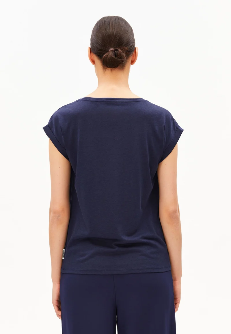 JILAANA T-SHIRT | tinted navy