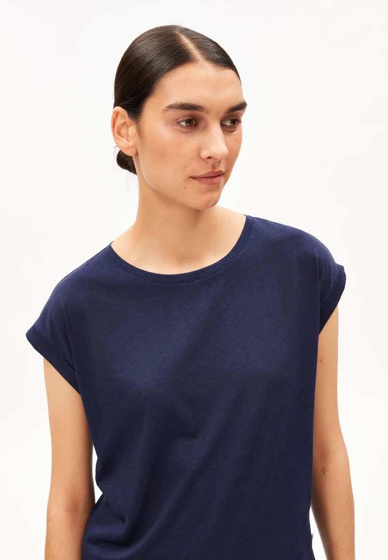 JILAANA T-SHIRT | tinted navy