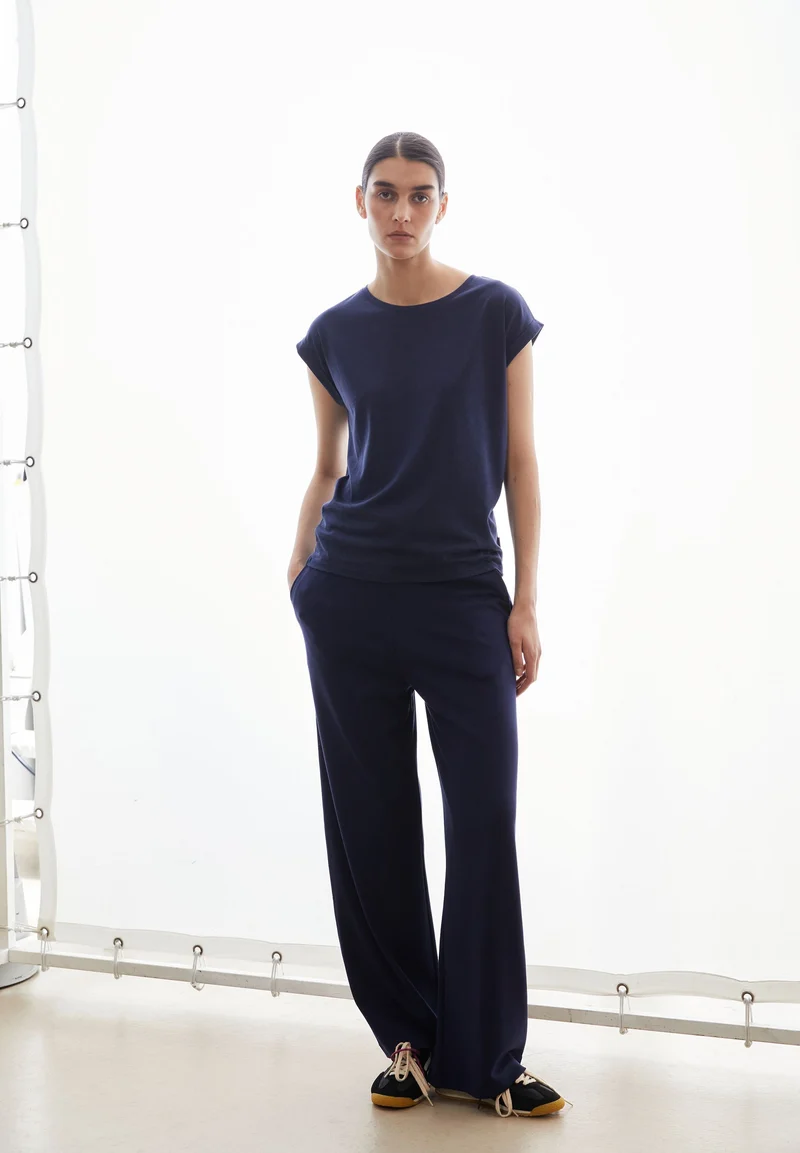 JILAANA T-SHIRT | tinted navy