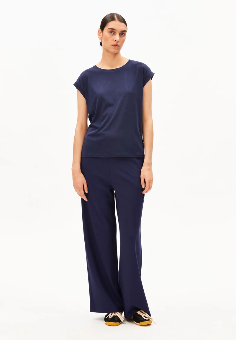 JILAANA T-SHIRT | tinted navy