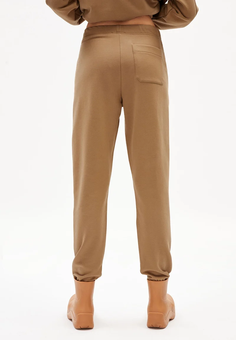 IVAA | smoky almond