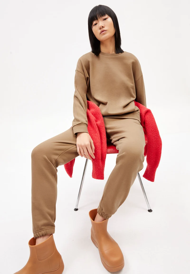 IVAA | smoky almond
