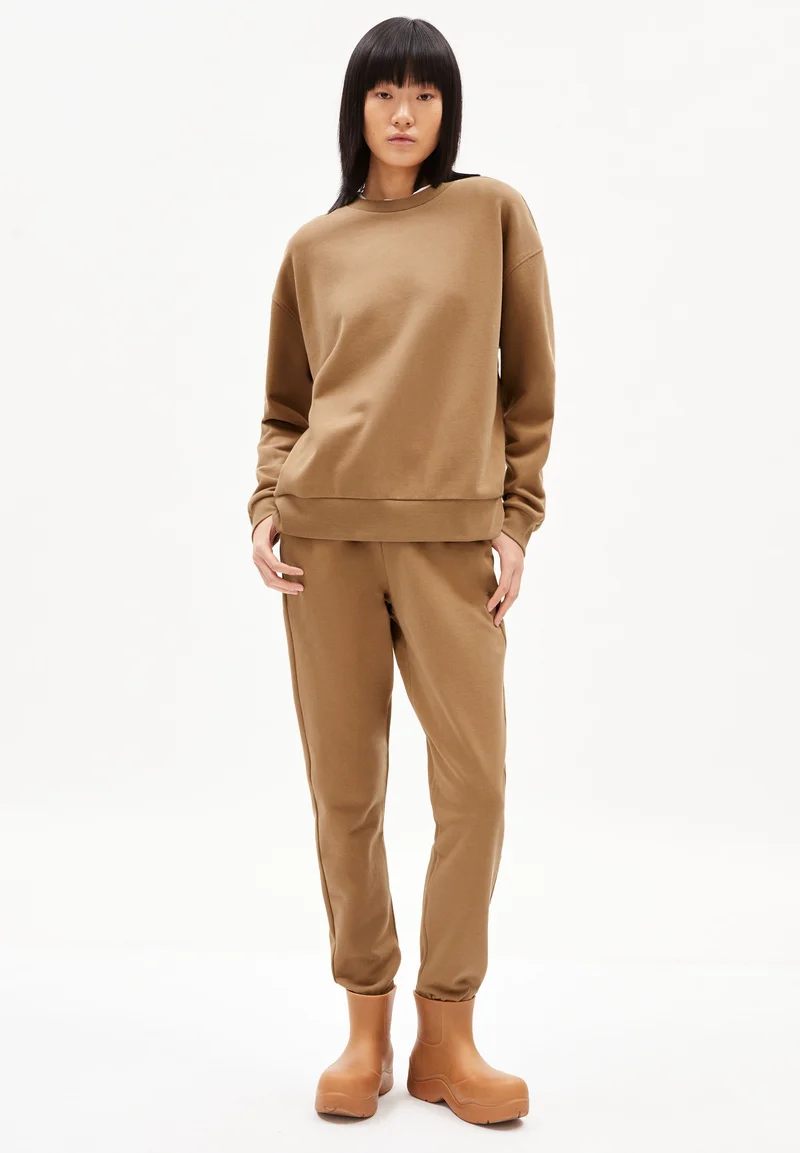 IVAA | smoky almond
