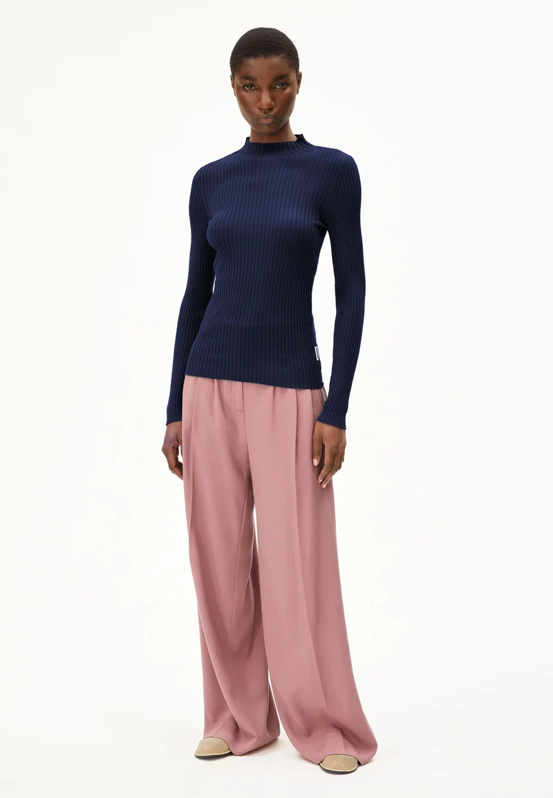 ALAANIA STRICKPULLOVER | tinted navy