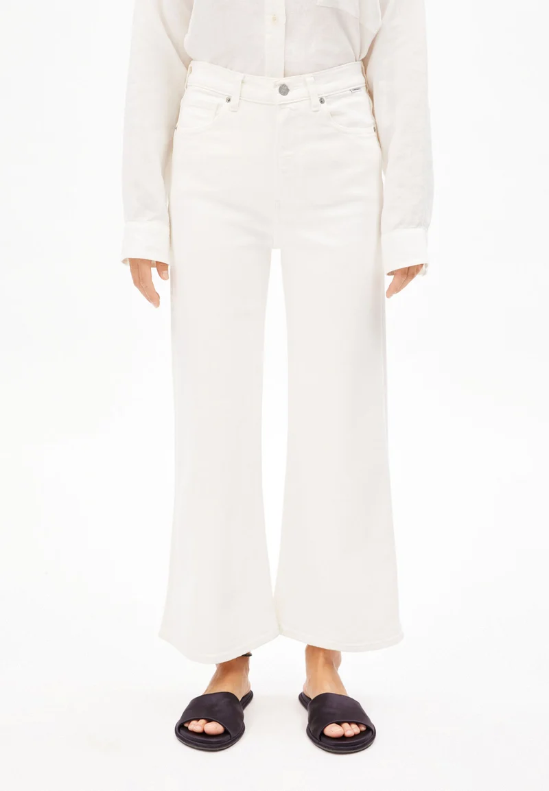 MURLIAA CROPPED | white