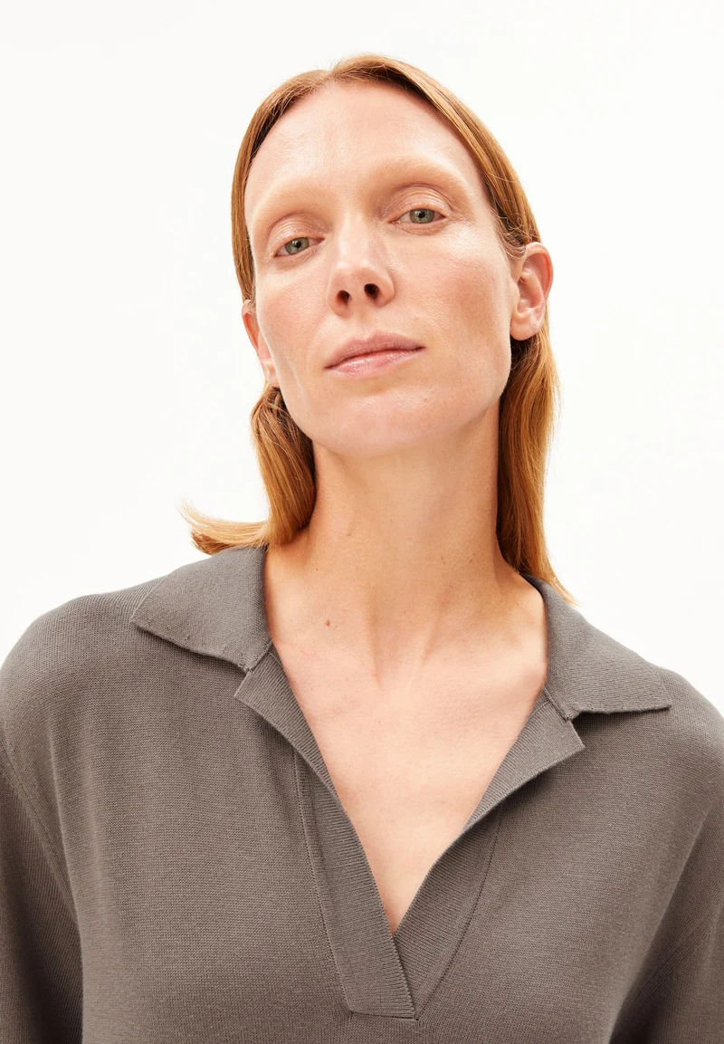 FEINSTRICK-POLOKLEID | walnut cream