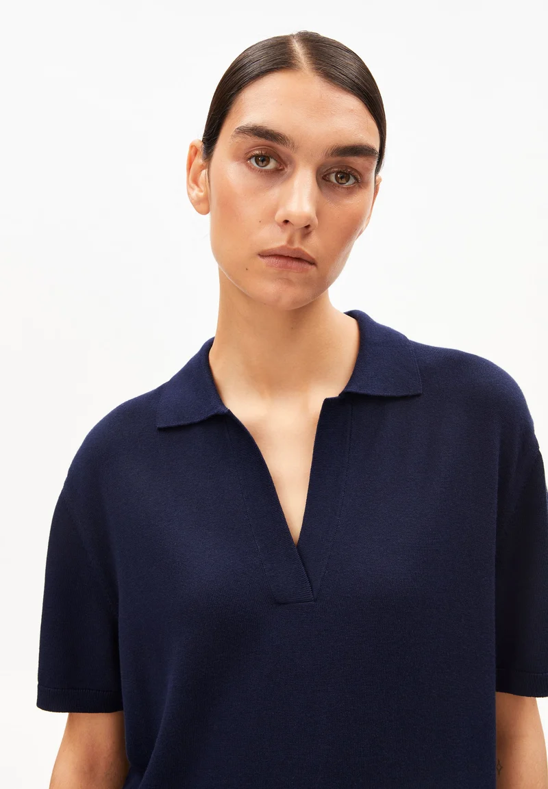 FEINSTRICK-POLOKLEID | tinted navy