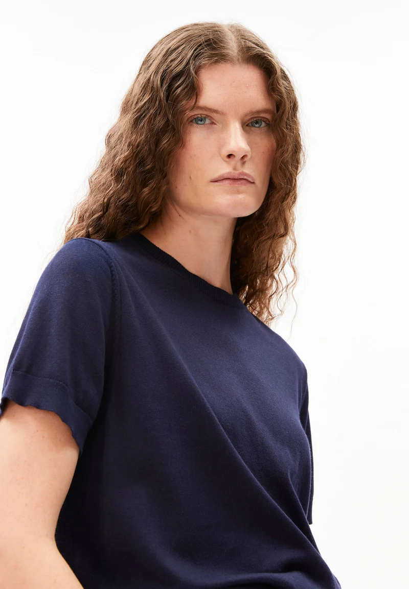 KURZÄRMLIGER STRICKPULLOVER | tinted navy