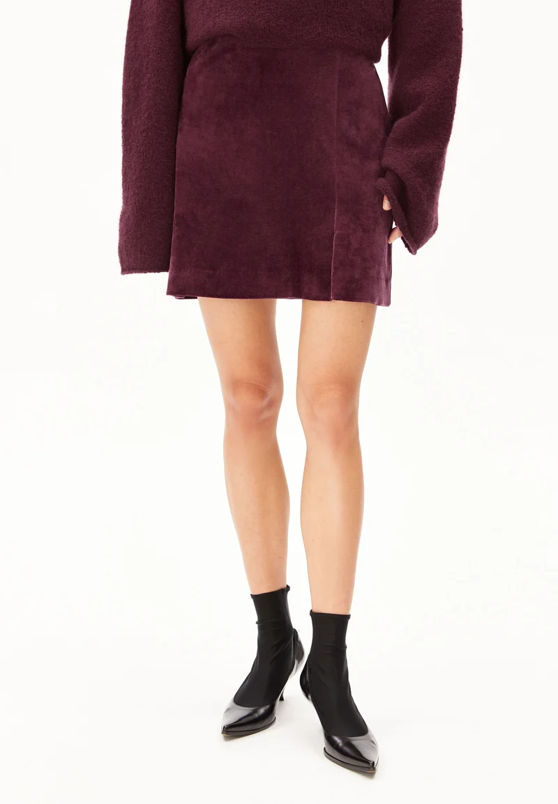VANJARAA VELVET | dark cranberry