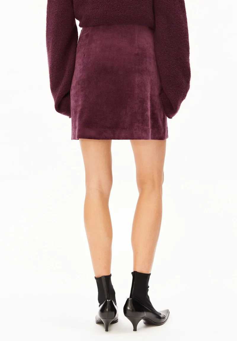 VANJARAA VELVET | dark cranberry