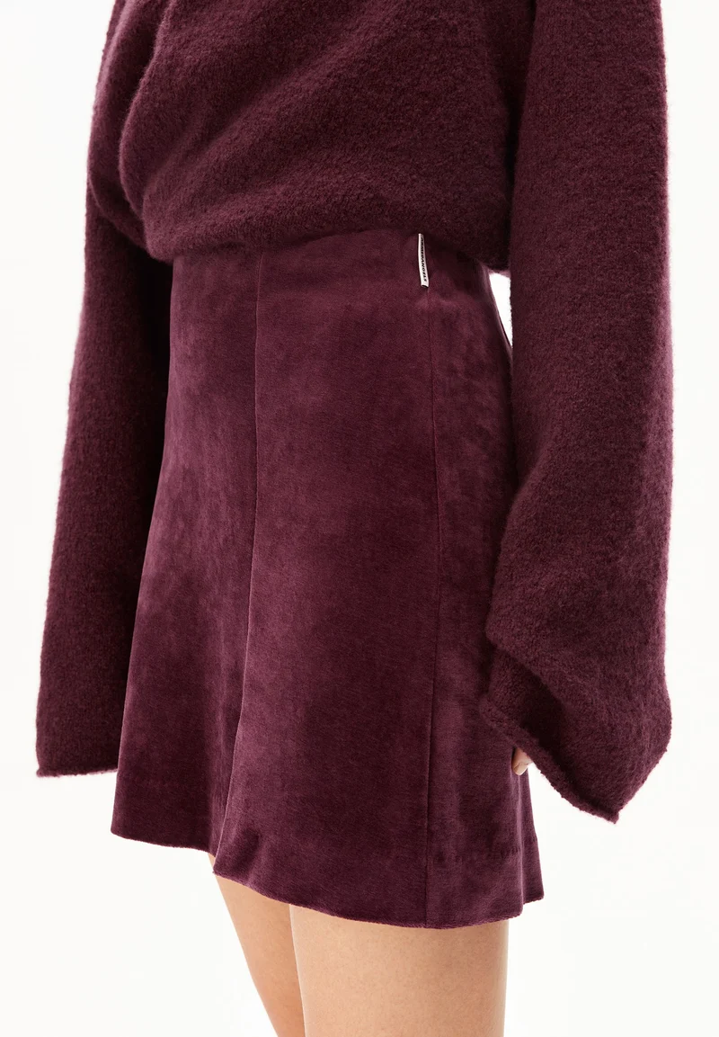 VANJARAA VELVET | dark cranberry