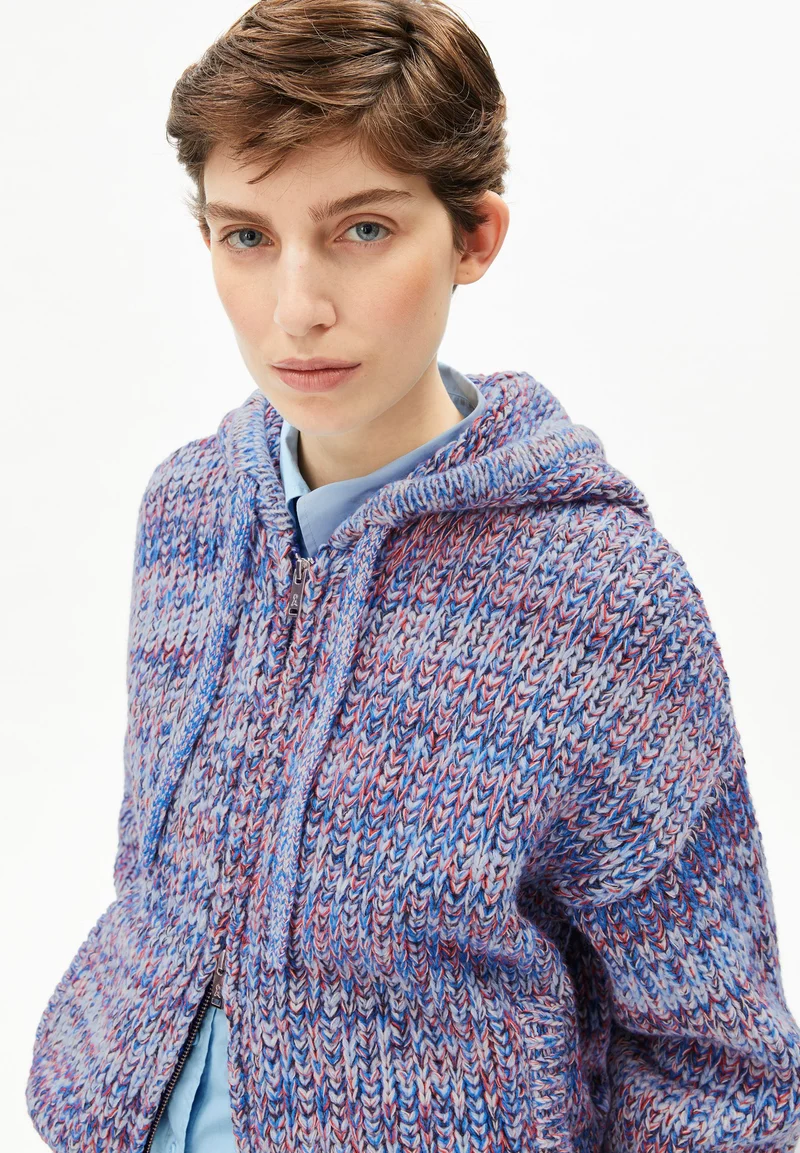 UN-WASTED STRICKHOODIE | dark poppy-dynamo blue-oatmilk