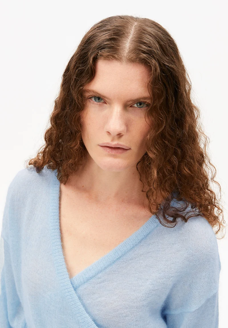 MOHAIR-MIX WICKELSTRICKJACKE | blue glow